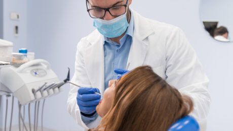 Dentist examining woman with dental equipments Puede tu dentista detectar enfermedades del corazón