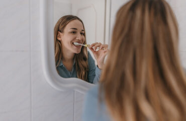 Woman brushing teeth Cuántas veces al día debes cepillarte para prevenir las caries